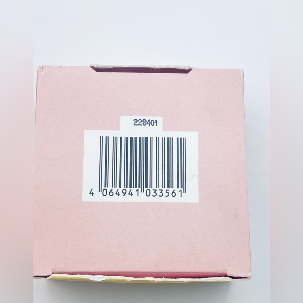 Kylie Jenner Setting Powder - Picture 6 of 6